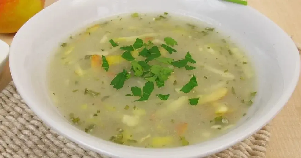 zupa chrzanowa podana w białym głębokim talerzu