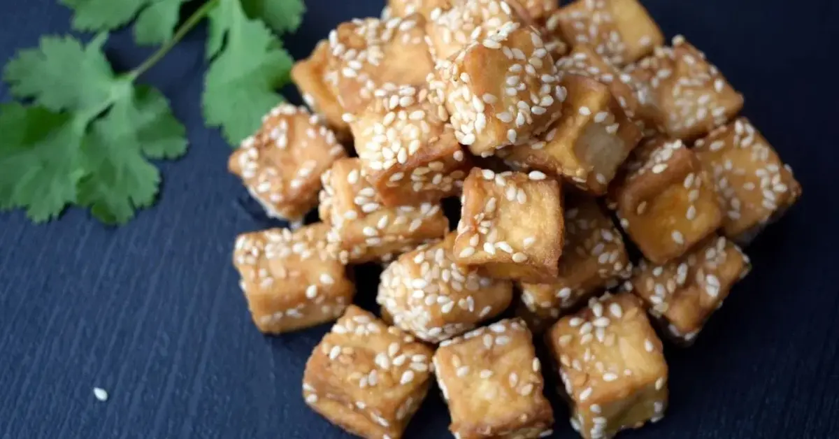 Tofu z sezamem podane na niebieskiej tacce