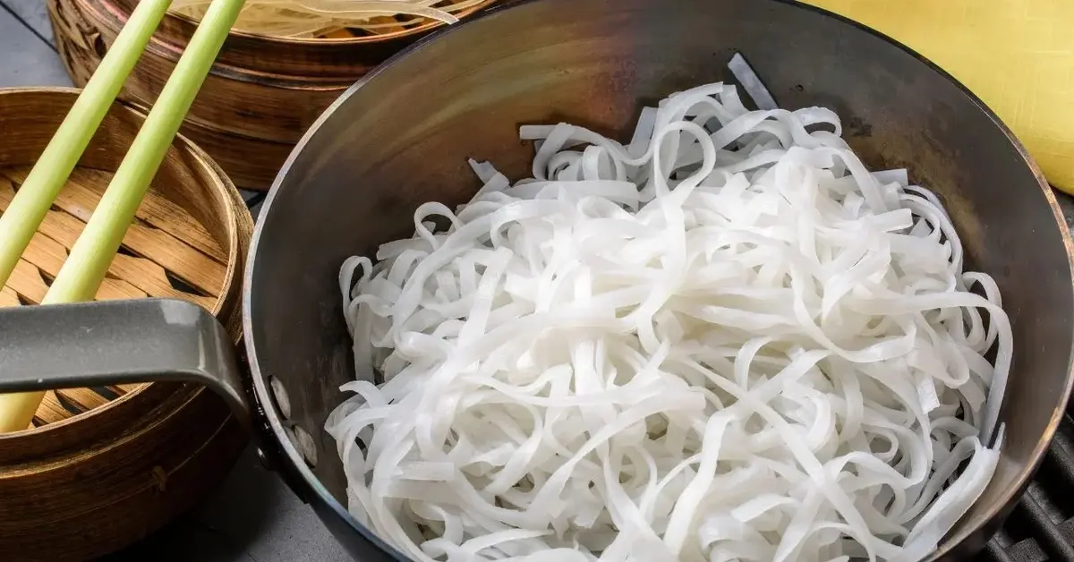 Makaron ryżowy w miseczce