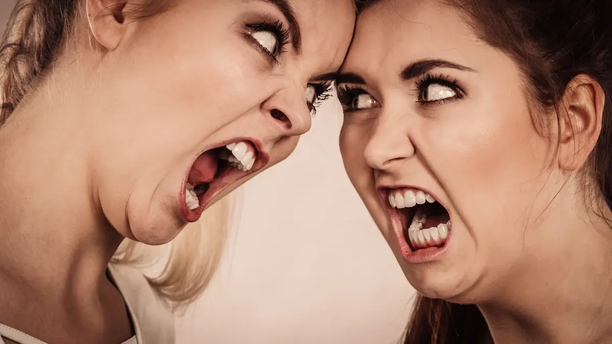 dwie agresywne kobiety krzyczące n siebie