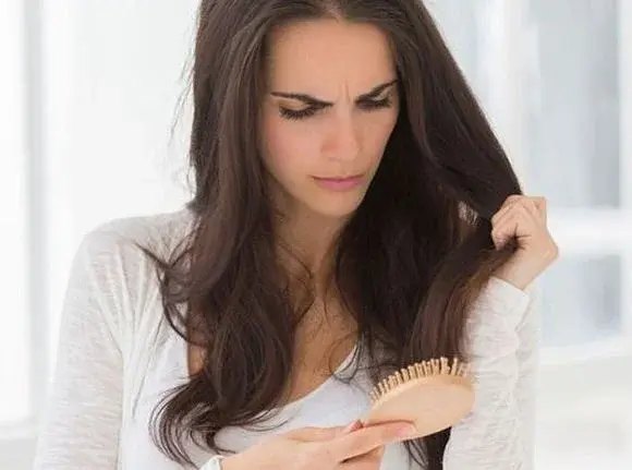 5 skutecznych sposobów na wypadanie włosów