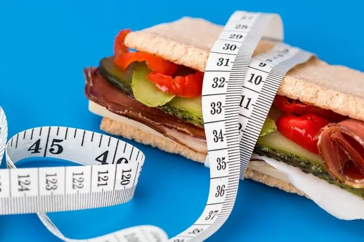 Dieta kontra spalanie tłuszczu - dwa sposoby na skuteczne odchudzanie. Który z nich wybrać?