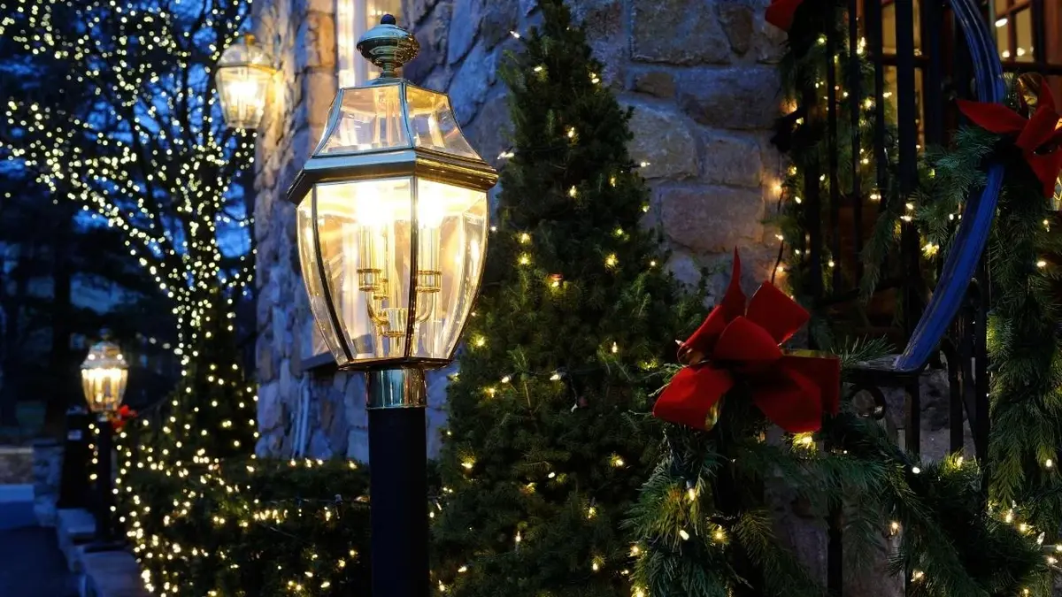 Lampki świąteczne, latarnia i choinka.