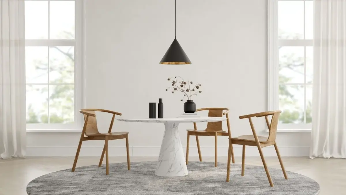 Salon z kamiennym stołem, trzema drewnianymi krzesłami i czarną wiszącą lampą