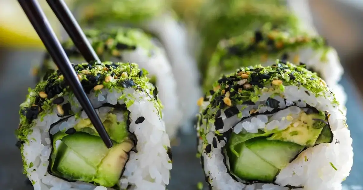 Główne zdjęcie - Jak przygotować domowe, wegańskie sushi z awokado i marchewką?