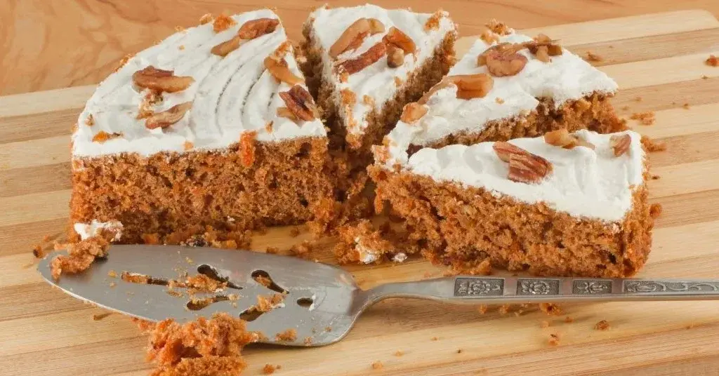 Główne zdjęcie - Wilgotne i pyszne ciasto marchewkowe z dodatkiem chrupiących pistacji. Sprawdź przepis!