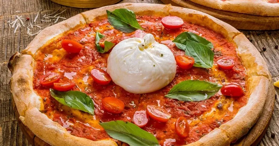 Główne zdjęcie - Włoska pizza z burratą jest hitem! Co warto wiedzieć o tym serze?