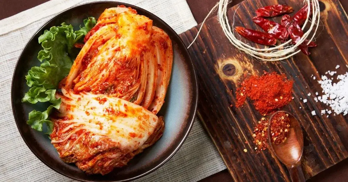 Główne zdjęcie - Jak zrobić prawdziwe kimchi? Prosty przepis na koreańską kapustę