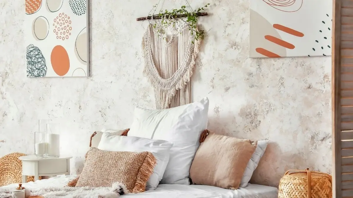 Dekoracje w sypialni - ściana nad łóżkiem z makramą