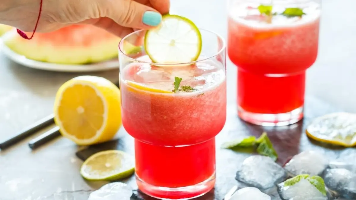 Lemoniada arbuzowa z cytryną  w szklankach.