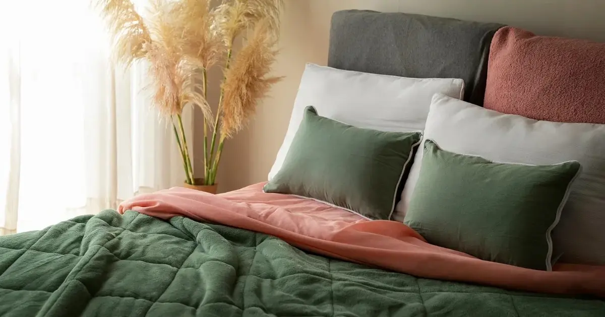Łóżko z elegancką pościelą w kolorach ziemi w przytulnej sypialni