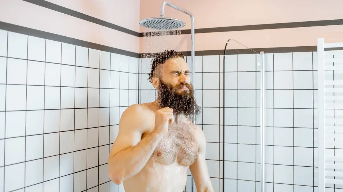 mężczyzna bierze prysznic
