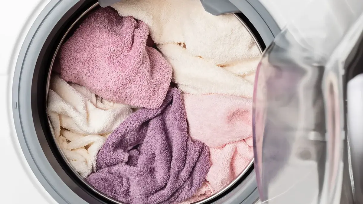 Ręczniki przygotowane do prania w pralce - posegregowane kolorystycznie