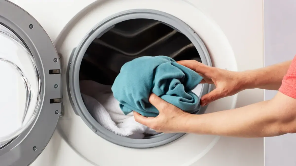 Śmierdzące ubrania są wkładane do prania.