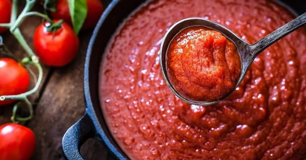 Główne zdjęcie - Aromatyczny sos pomidorowy z passaty. Jak zrobić go ekspresowo?