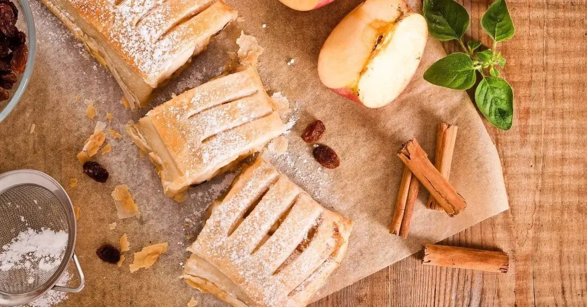 Główne zdjęcie - Oto prosty przepis na apetyczny strudel z jabłkami i cynamonem. To klasyk z południowego Tyrolu