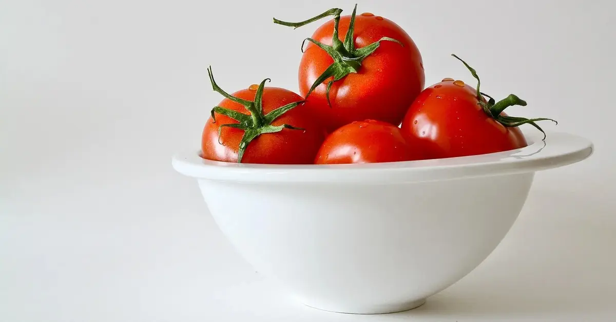 Główne zdjęcie - Połączenie ogórka i pomidora jest szkodliwe? To MIT!