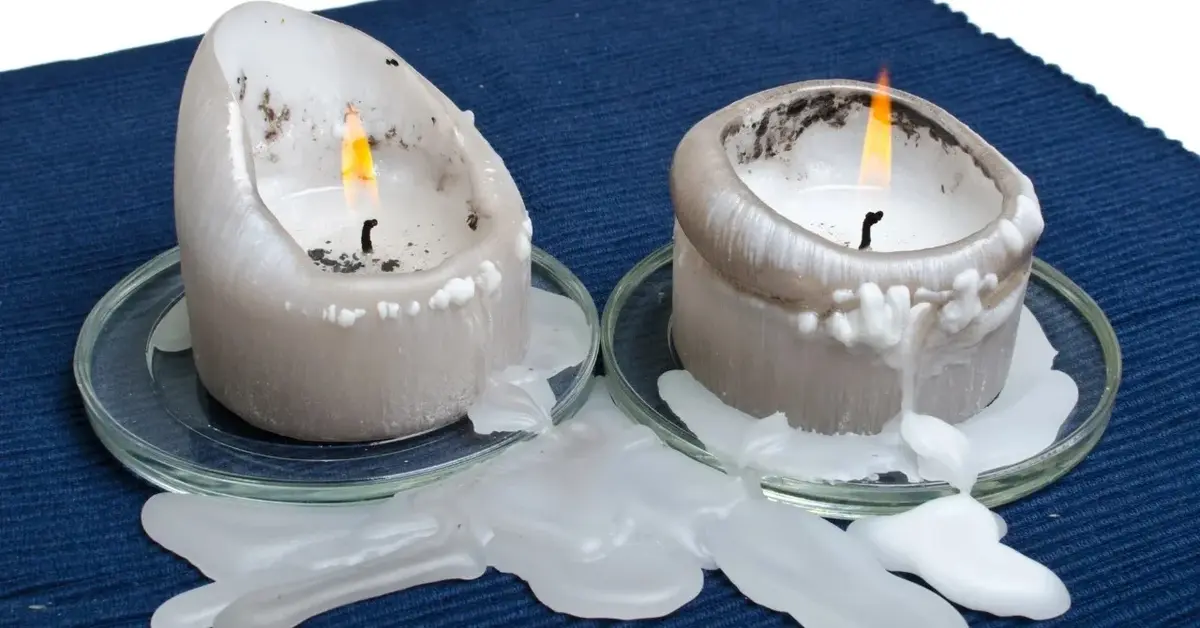 dwie świeczki, plama z wosku na obrusie 