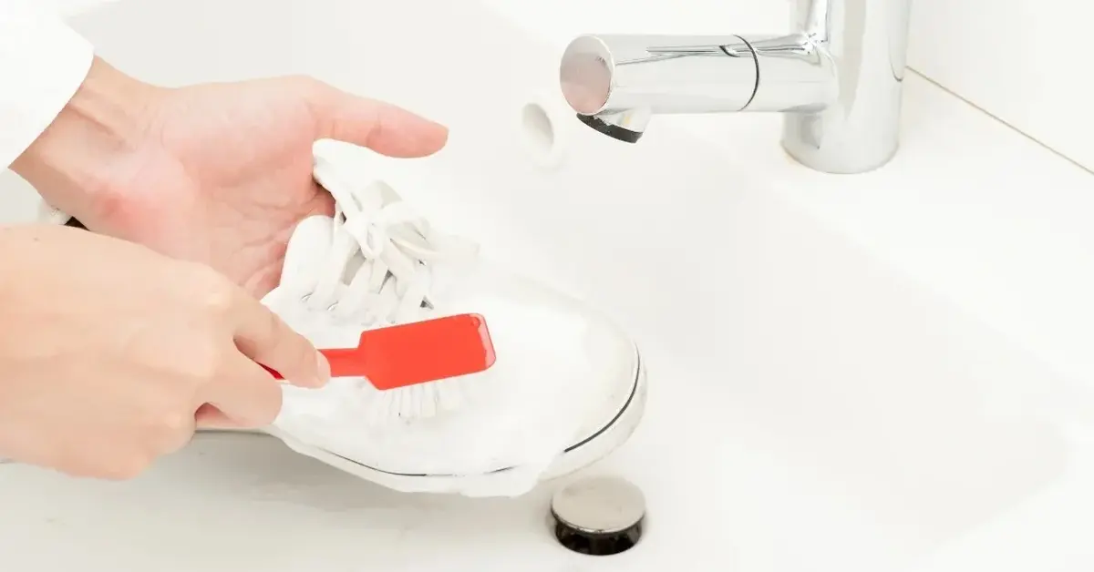 Główne zdjęcie - Białe buty jak nowe - sprawdzone metody czyszczenia