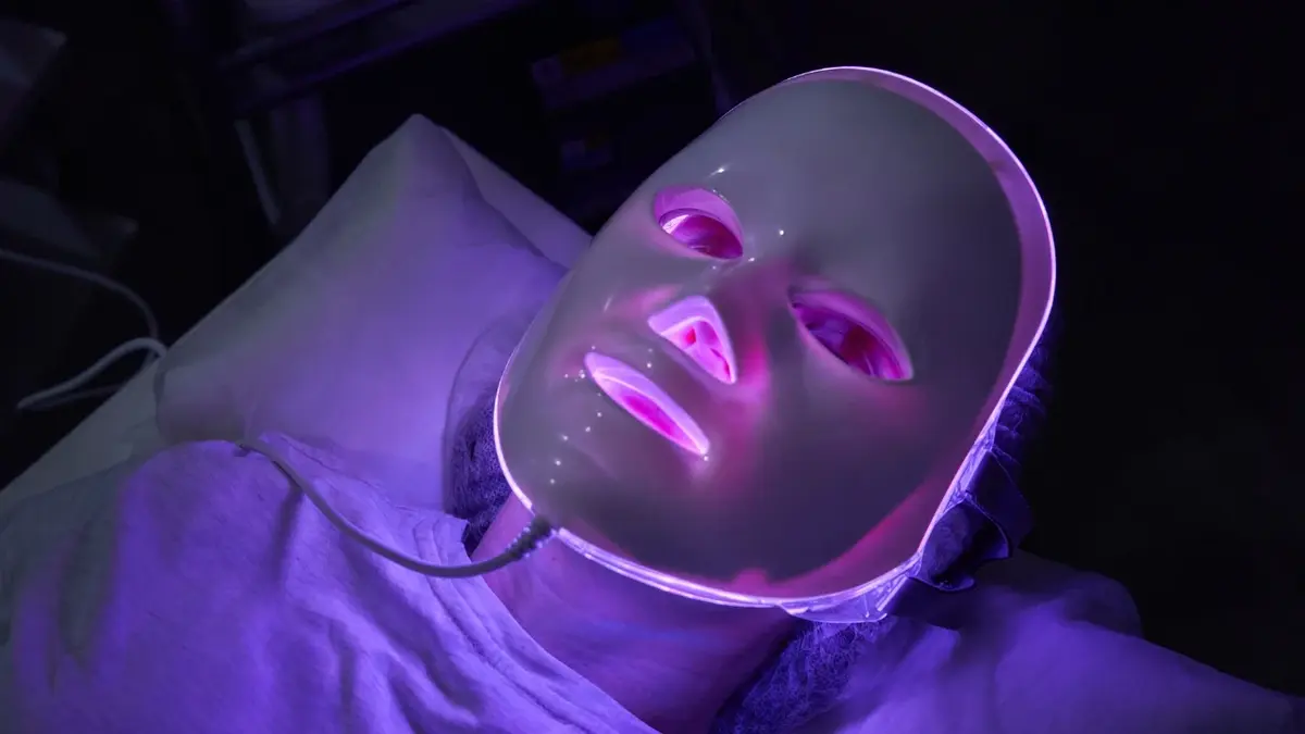kobieta z założoną maska LED