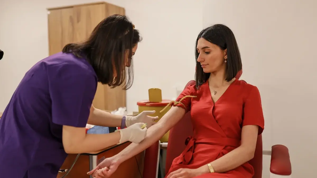 Dwie kobiety w gabinecie lekarskim podczas pobierania krwi 
