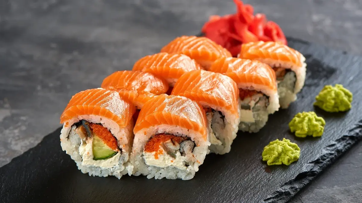 California roll na desce do podawania sushi
