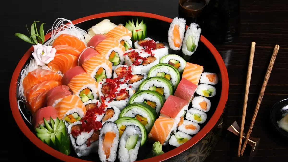 Różne rodzaje sushi na ozdobnym półmisku 