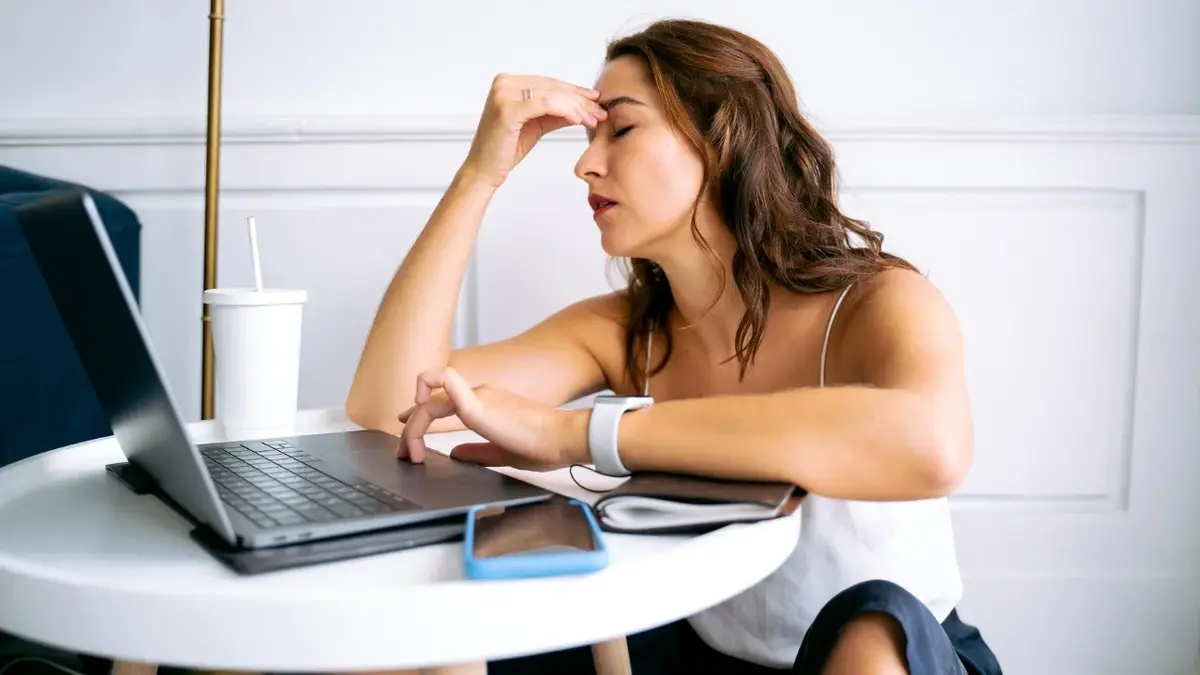 Kobieta siedząca przy biurku przed komputerem