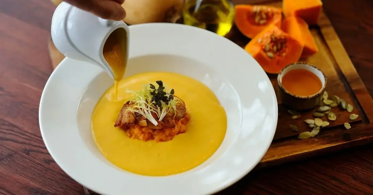 Główne zdjęcie - Wykwintna zupa dyniowa z salsą figową - domowe danie jak z restauracji