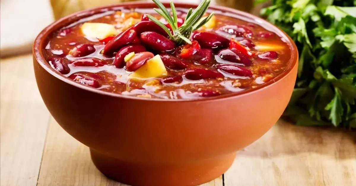Główne zdjęcie - Pikantna zupa fasolowa z chili — danie z meksykańskim charakterem!