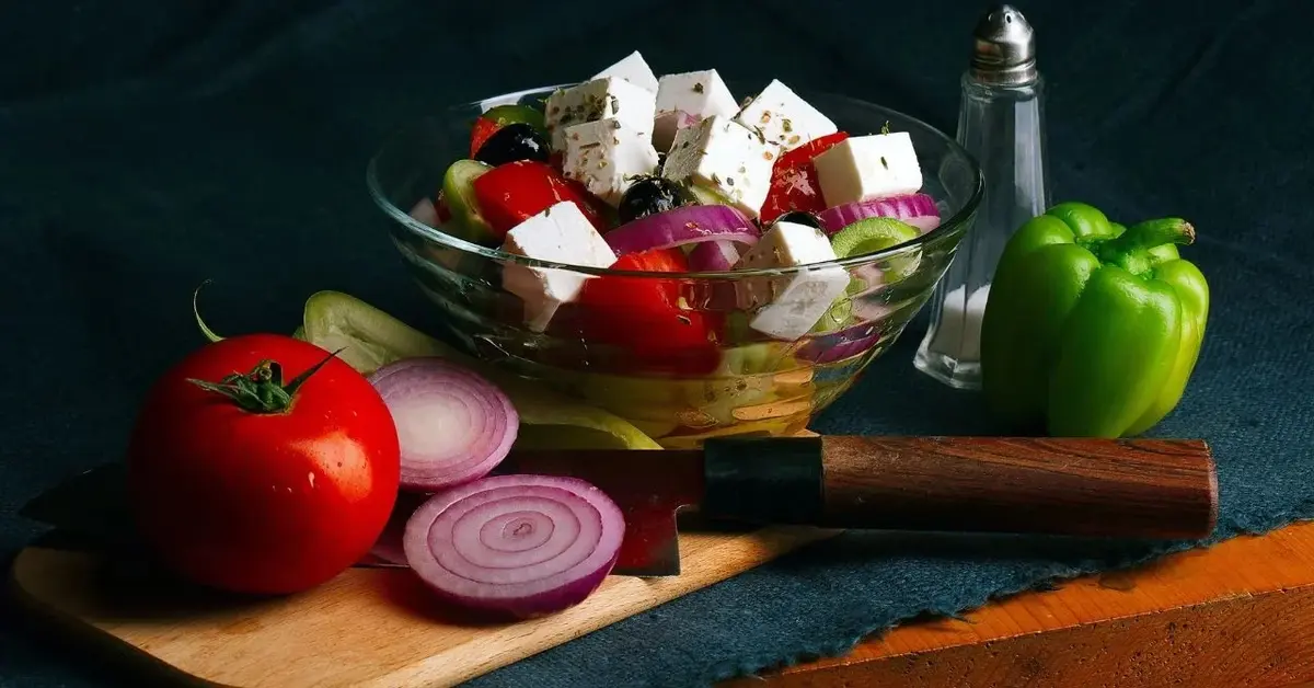 Główne zdjęcie - Pomysł na lunchbox: aromatyczna sałatka grecka z ciecierzycą