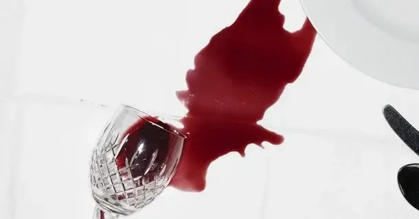 Główne zdjęcie - Jak ekspresowo pozbyć się plam z czerwonego wina na obrusie? Oto trik!
