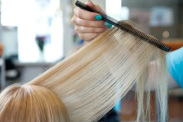 Główne zdjęcie - 10 sposobów na przetłuszczające się włosy