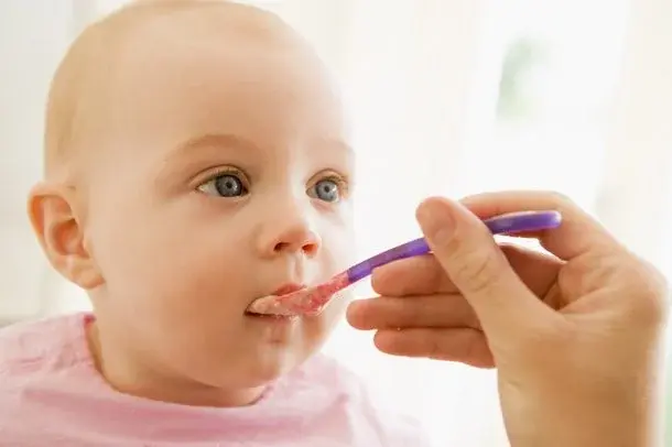 Rozszerzanie diety - 8 błędów popełnianych w żywieniu niemowląt