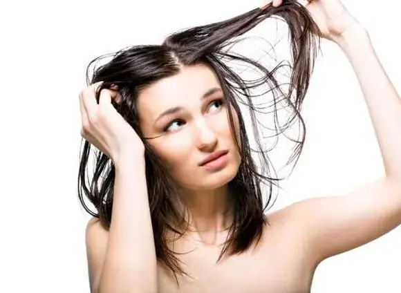 Główne zdjęcie - Jak sobie poradzić z przetłuszczającymi się włosami?