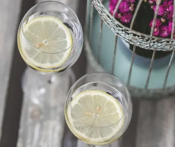 Szklanka wody z cytryną po przebudzeniu - czy warto pić?