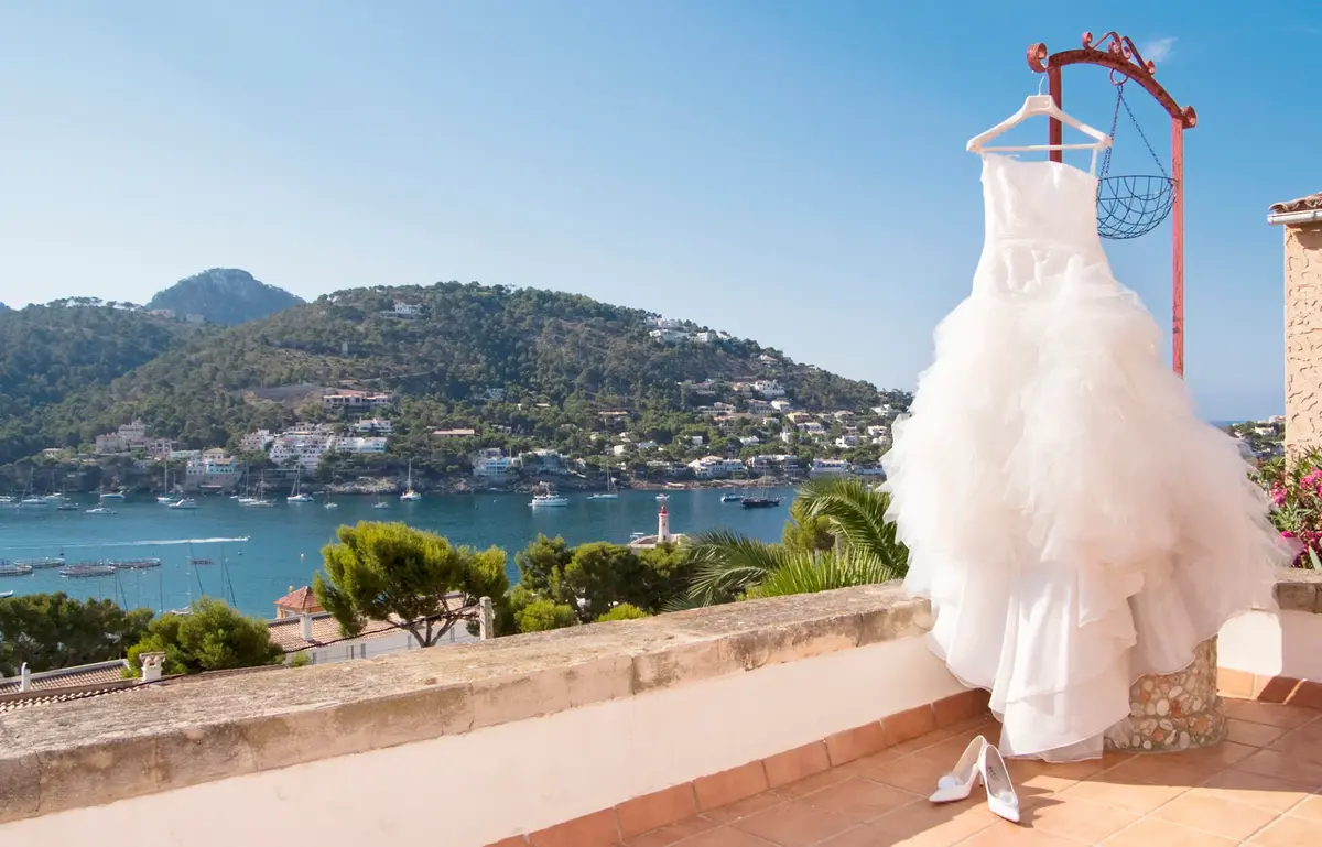 Suknia ślubna na hotelowym tarasie - Majorka