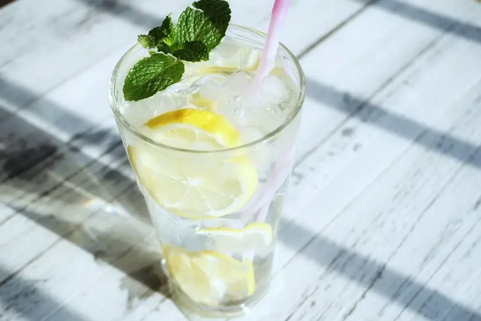8 argumentów na to, że poranne picie szklanki wody z cytryną czyni cuda!