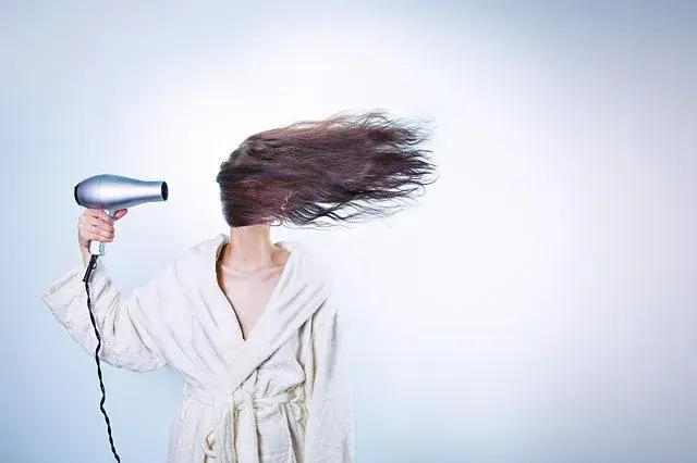 Główne zdjęcie - Jak odpowiednio myć i suszyć włosy? 5 zasad, których warto przestrzegać!