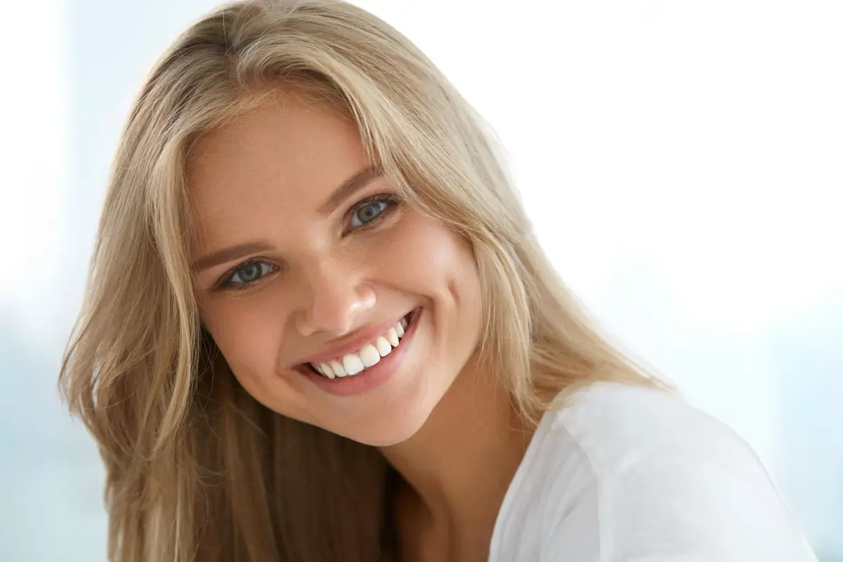 Co robić, żeby mieć piękny uśmiech? Poznaj 4 szybkie sposoby na bielsze zęby!