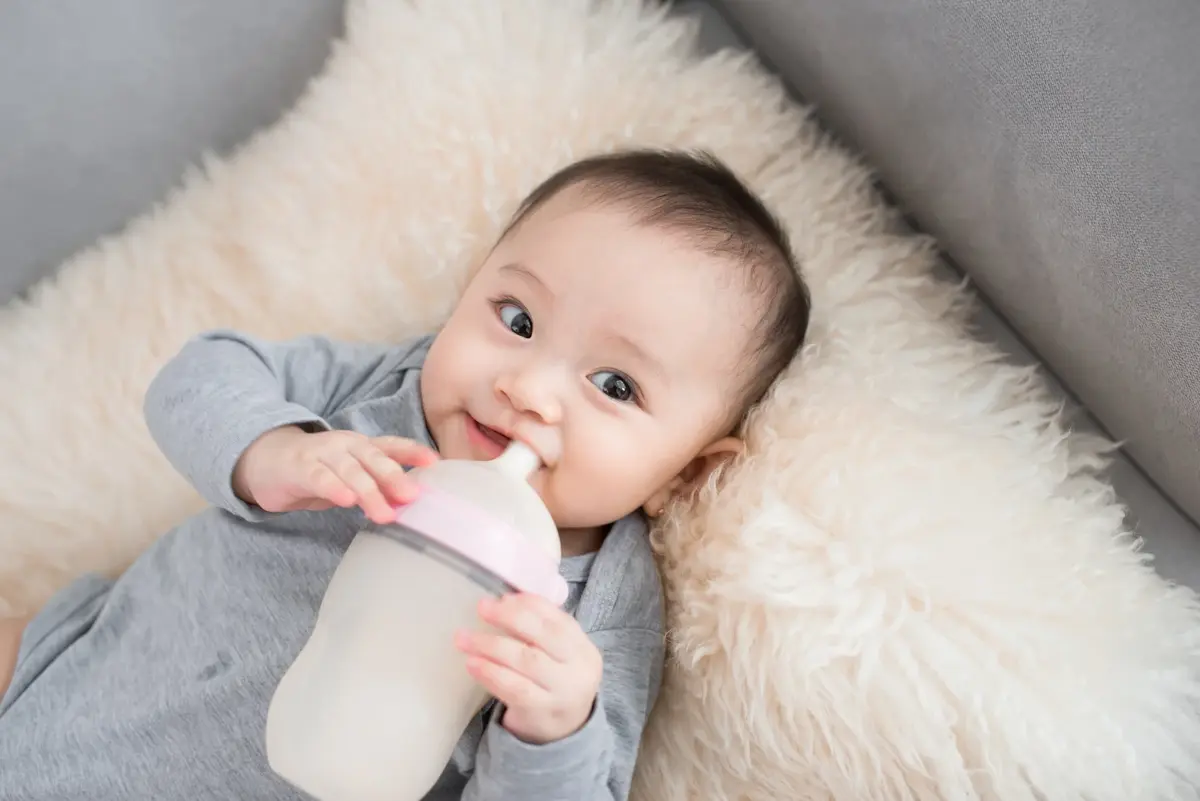 Różnice między karmieniem piersią a stosowaniem mleka modyfikowanego