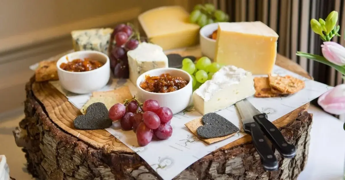 Główne zdjęcie - Deska włoskich serów na imprezę. Z czym podawać? 