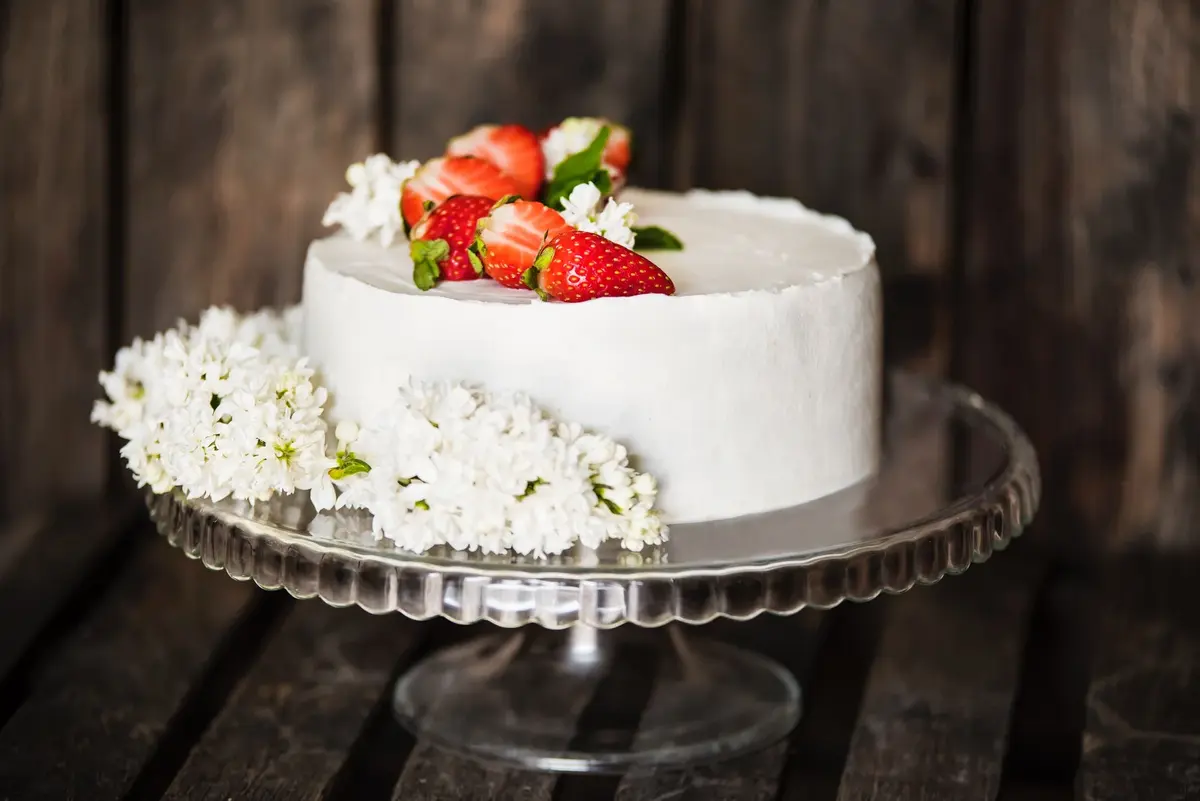 Biały tort ozdobiony owocami