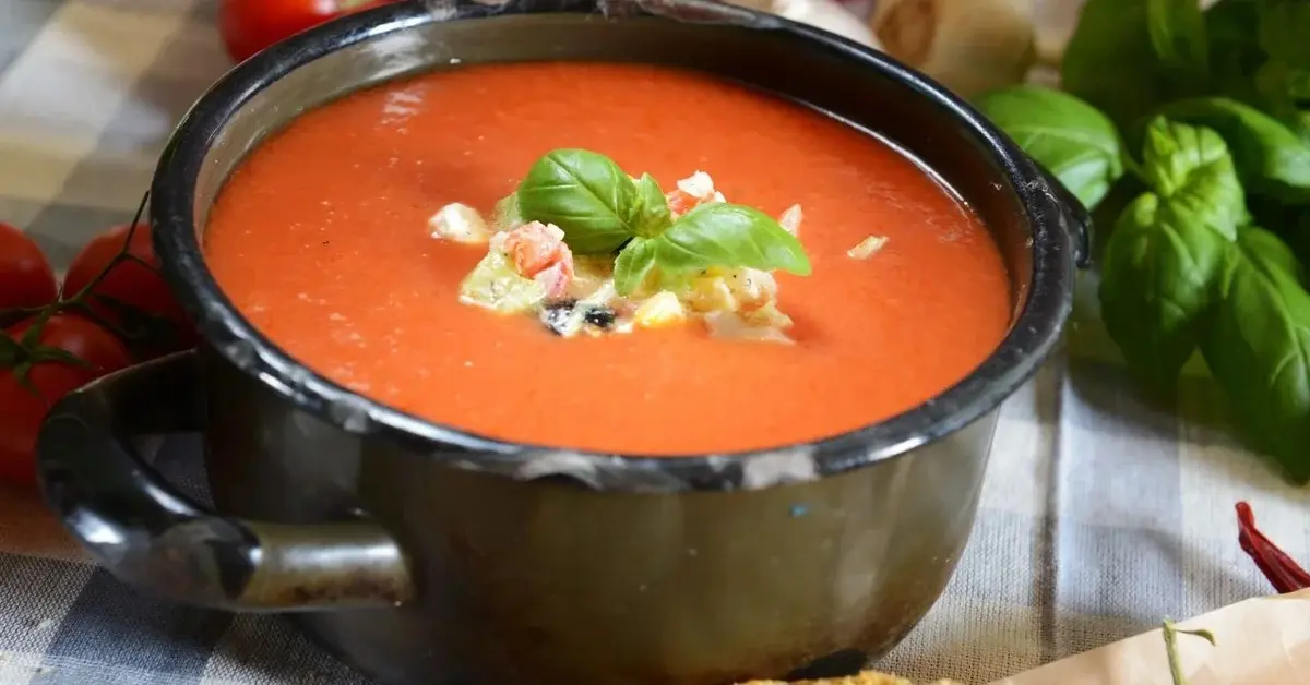 Chłodnik z pomidorów z dodatkiem kremu z awokado - orzeźwiająca zupa na upały