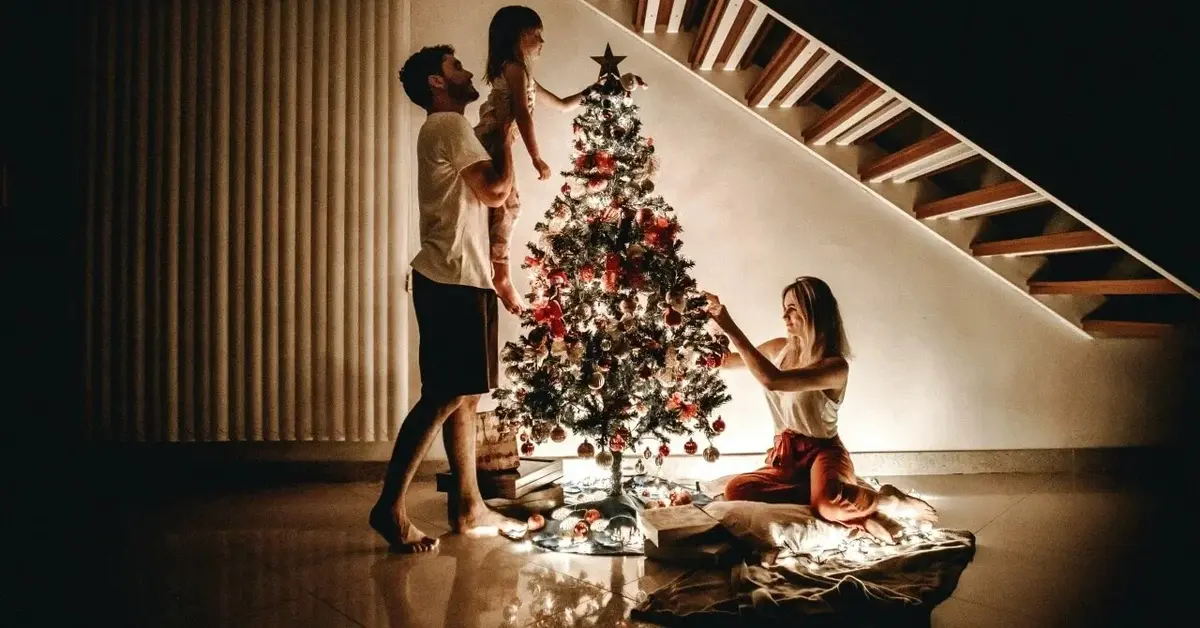 W zaciszu domowym rodzina ubiera piękną sztuczną choinkę jak żywe drzewko