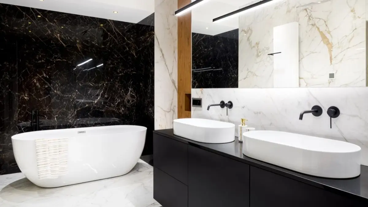 Czarno-biała łazienka wyłożona płytkami z marmuru