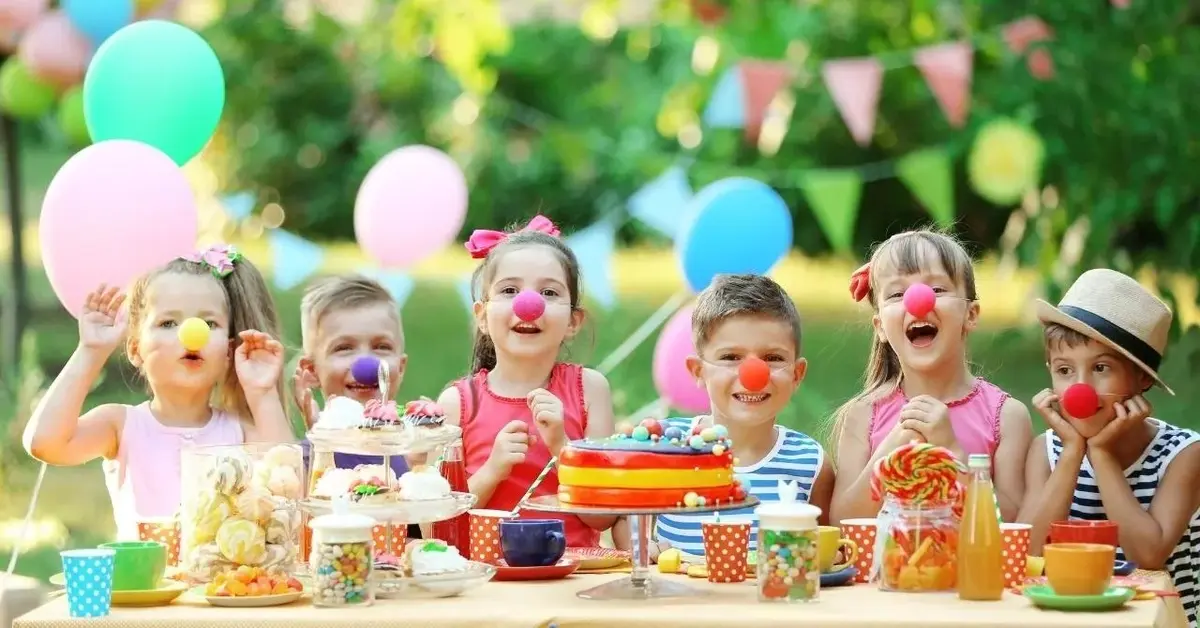 Dzieci dobrze się bawią na przyjęciu urodzinowym.
