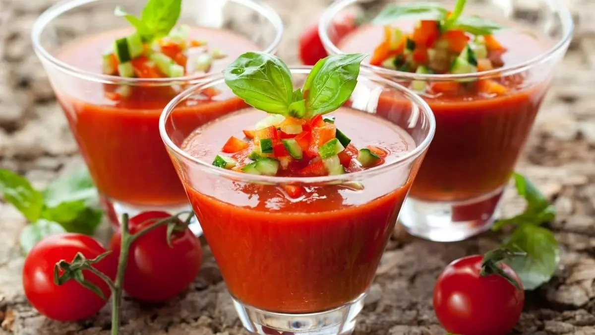 Zimne gazpacho podane w eleganckich szklankach
