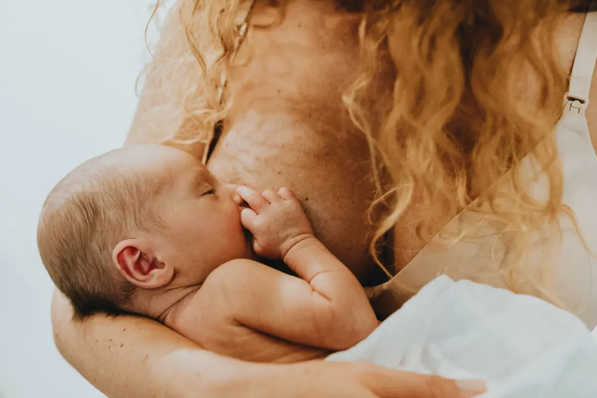 Kobieta karmiąca piersią niemowlę