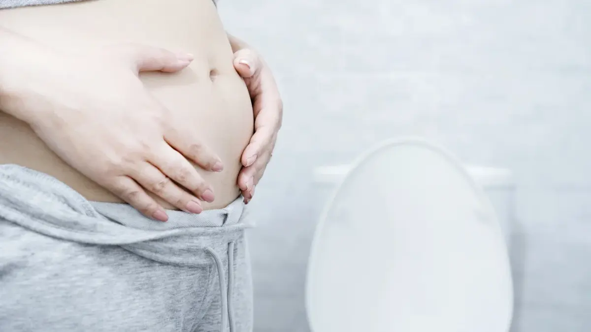 Kobieta w ciąży w toalecie 